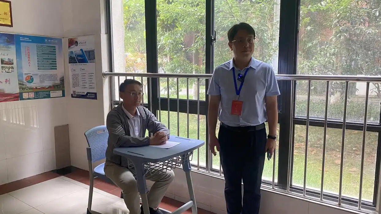 高考考场探访:楼层配巡考员,考生分区入场