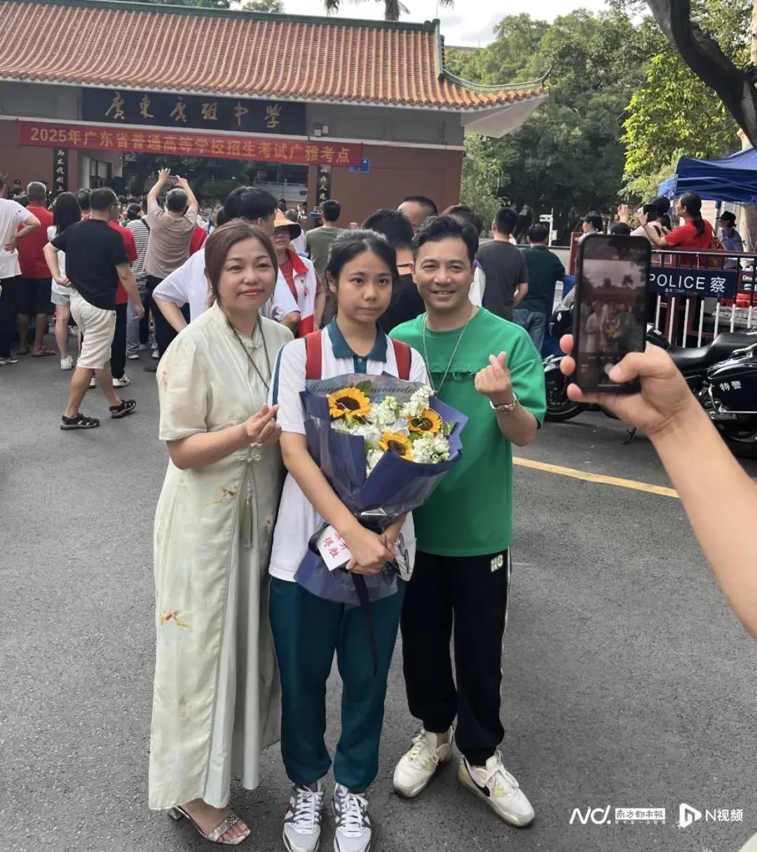 高考英语结束!考生分享题型难度及作文题目,家长场外暖心陪伴