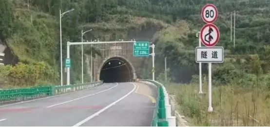 高速隧道行驶全知道：限速、变道、灯光及车距等注意事项