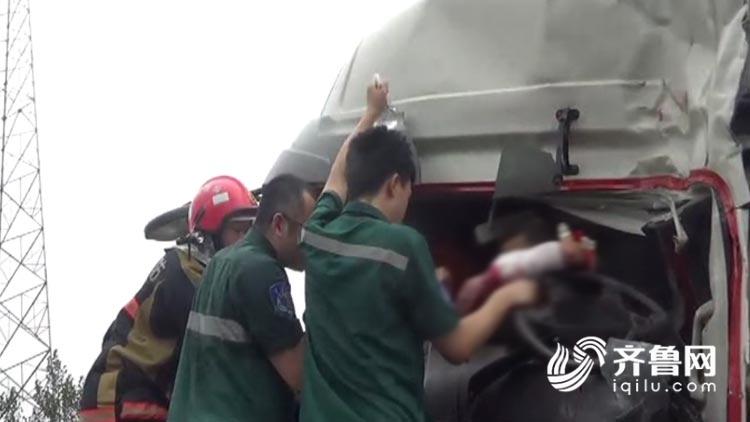 滨莱高速车祸：货车追尾司机被困，护士高举输液瓶半小时急救