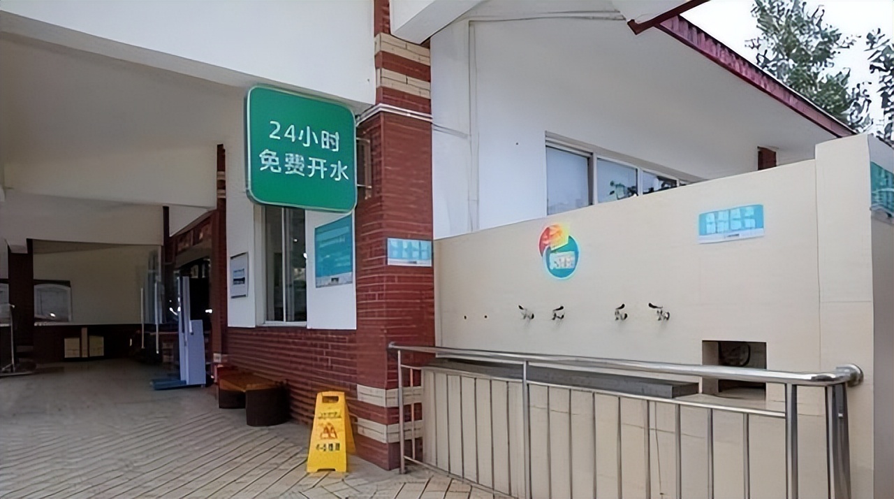 高速服务区大变样,从休息点变消费场所,旅客歇脚好去处