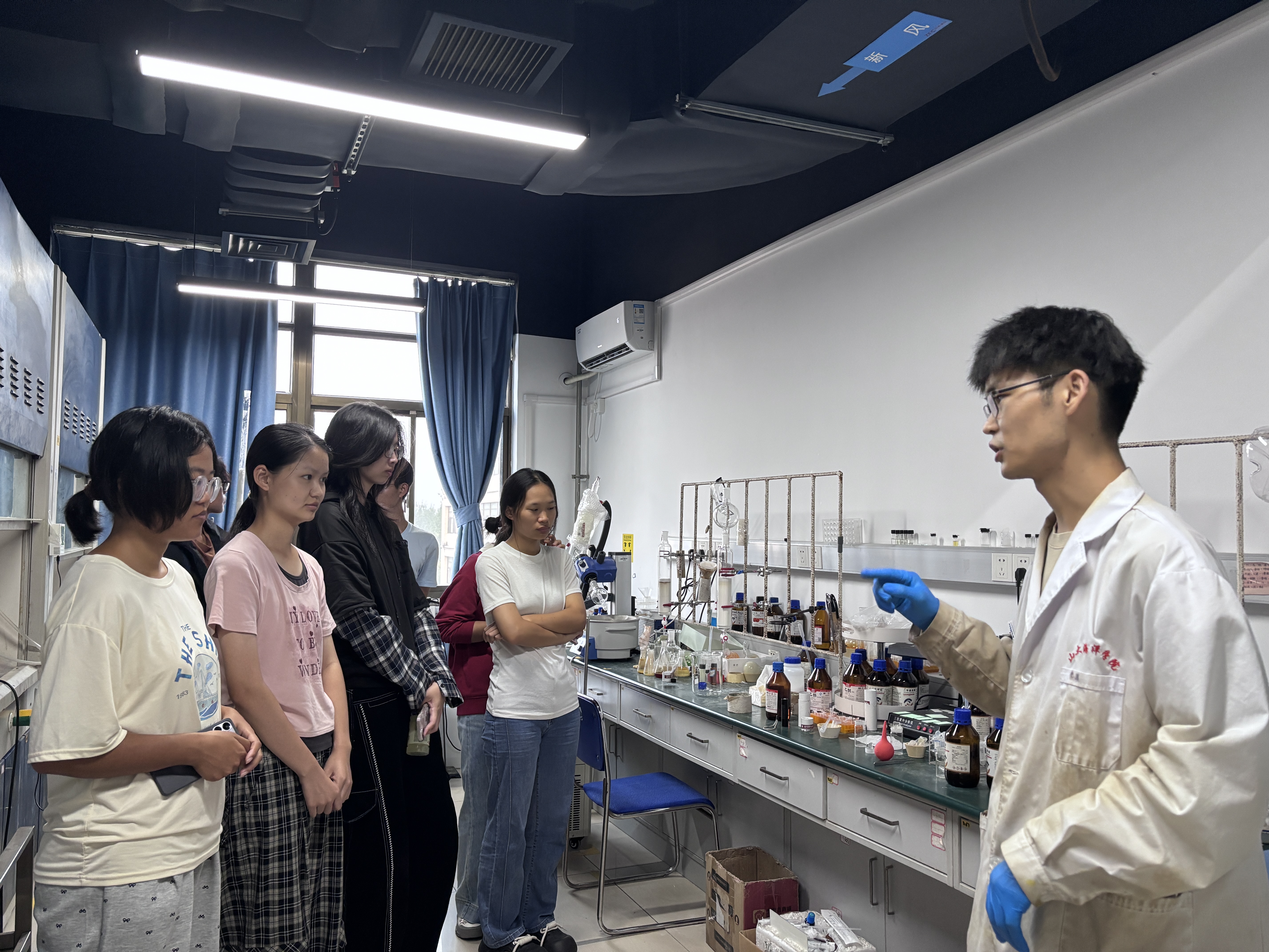 海洋学院举办2025级新生活动,带新生走进实验室了解专业