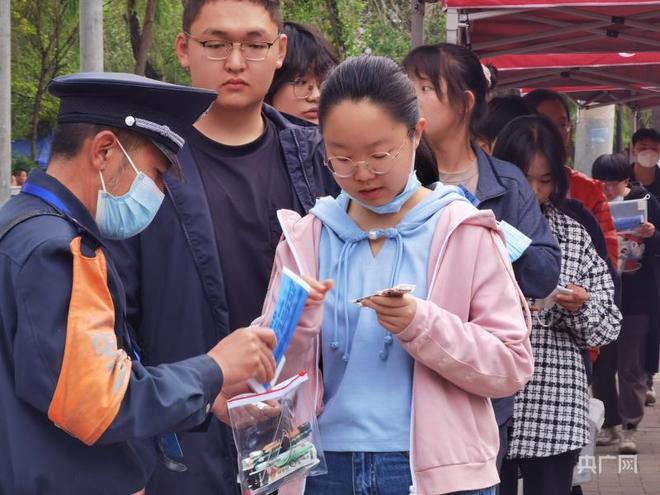 高考首日:西宁考生奔赴考场,家长考场外静静守候
