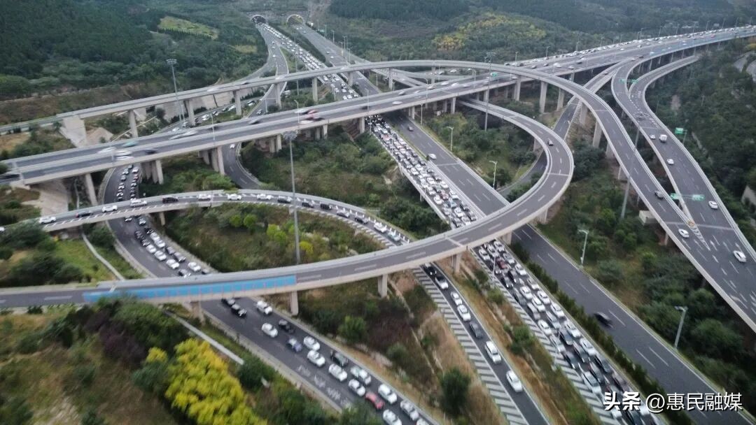 2025 国庆假期高速免费等信息,违章高发季出行要注意