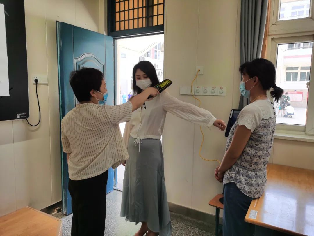 2021 年高考考场啥样?进考场几步走?记者带你提前看