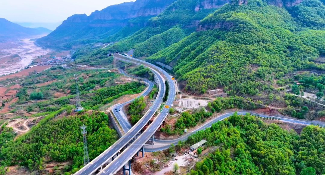 高速道路养护人:汛期坚守,守护安林、林长高速通途