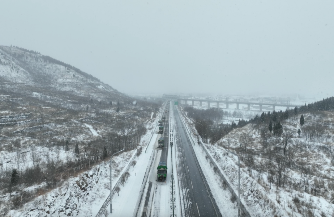 高速道路养护人:汛期坚守,守护安林、林长高速通途
