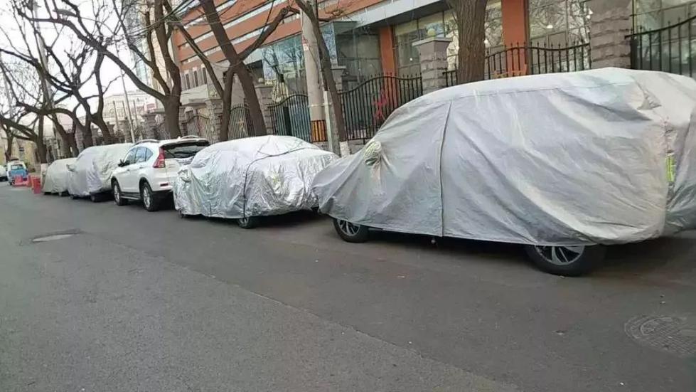 停车罩车衣躲违章,多地交警认定属故意遮挡,扣12分罚200