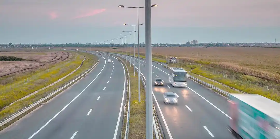 高速驾驶安全要点:掌握常识与技巧,关注车况与突发应对