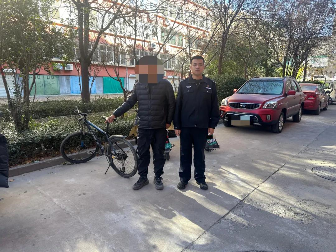 天冷车主停车粗心不拔钥匙不上锁,电动车自行车频被盗