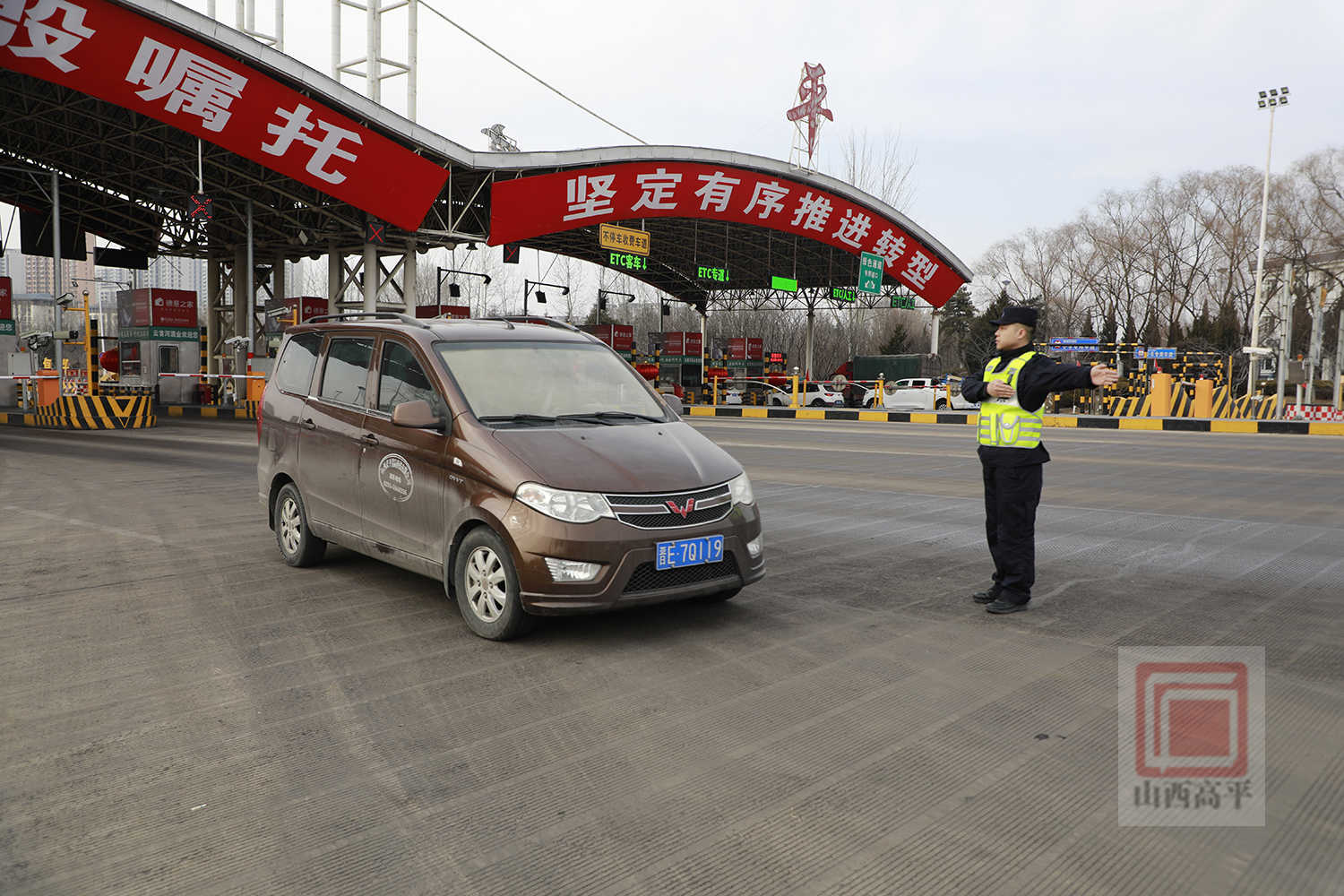 春节高速交警坚守一线,保市民旅客平安出行