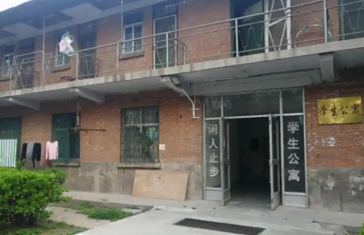 大学寝室环境差距大,新生幻想与现实落差,寒酸寝室引关注