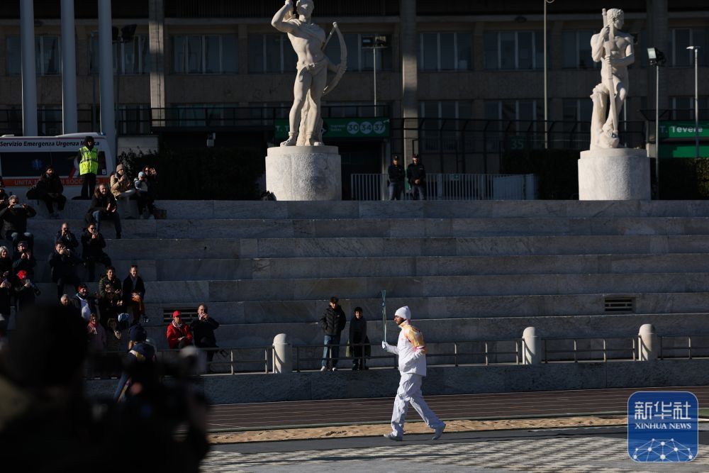 2026年米兰-科尔蒂纳冬奥会火炬在意大利罗马传递精彩亮相