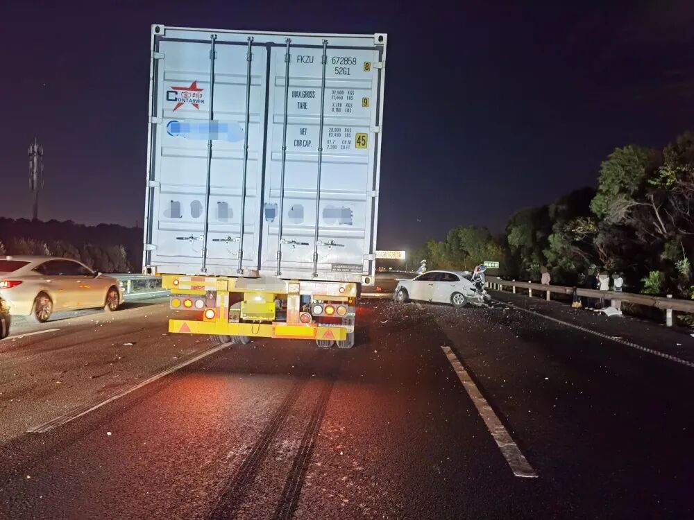 高速上变道不当引发事故 人员迅速撤离护栏外躲过一劫