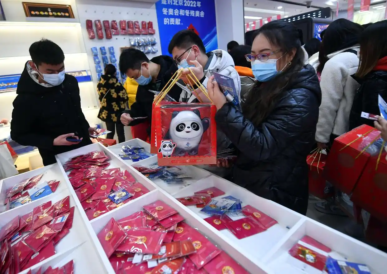 北京冬奥会开幕式当日 王府井工美冬奥旗舰店顾客盈门